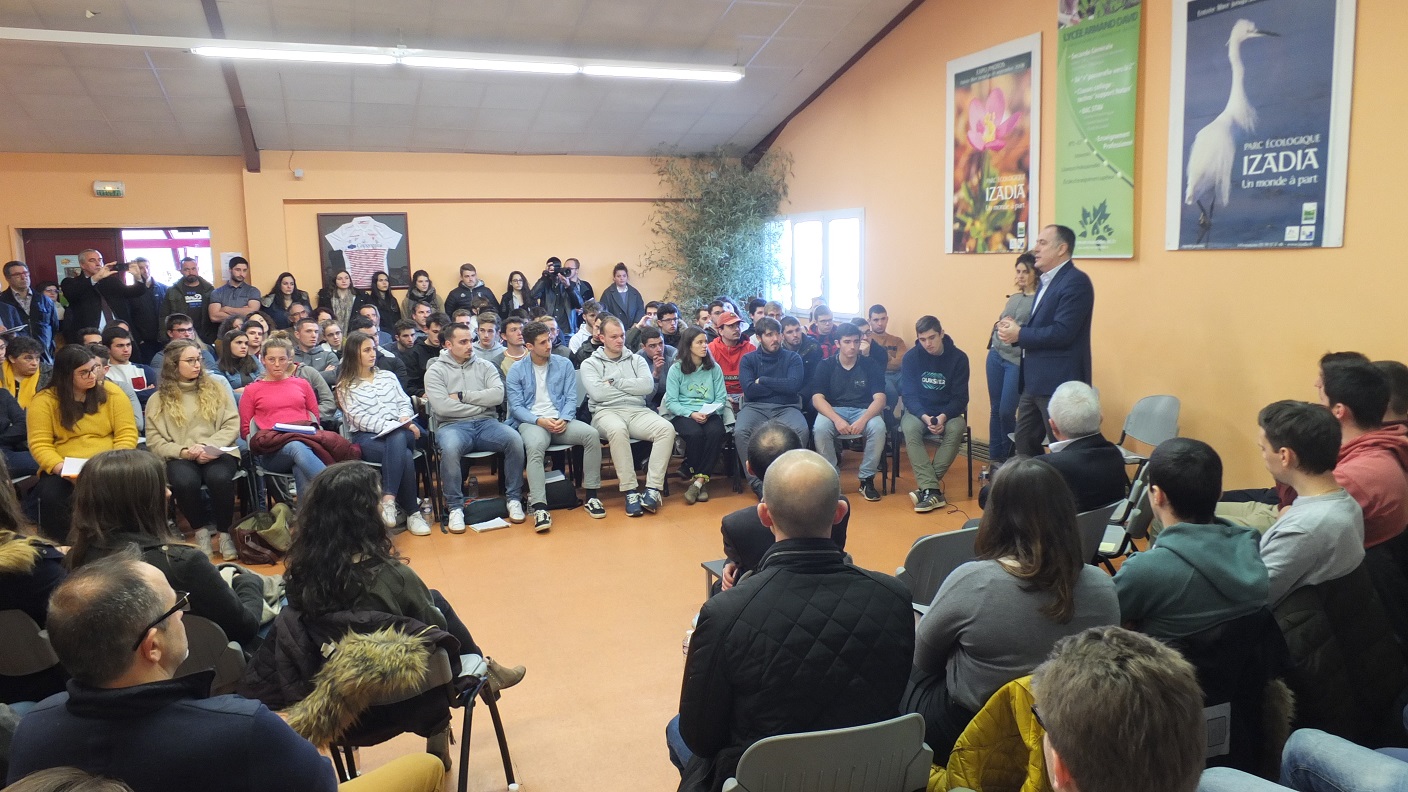 Mr le Ministre répondait aux questions des lycéens et étudiants