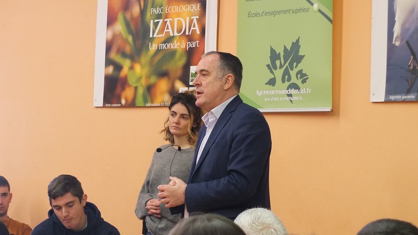 Mr le Ministre répondait aux questions des lycéens et étudiants