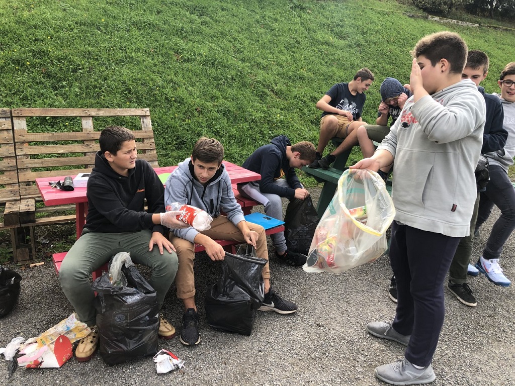 Nettoyage des abords du lycée