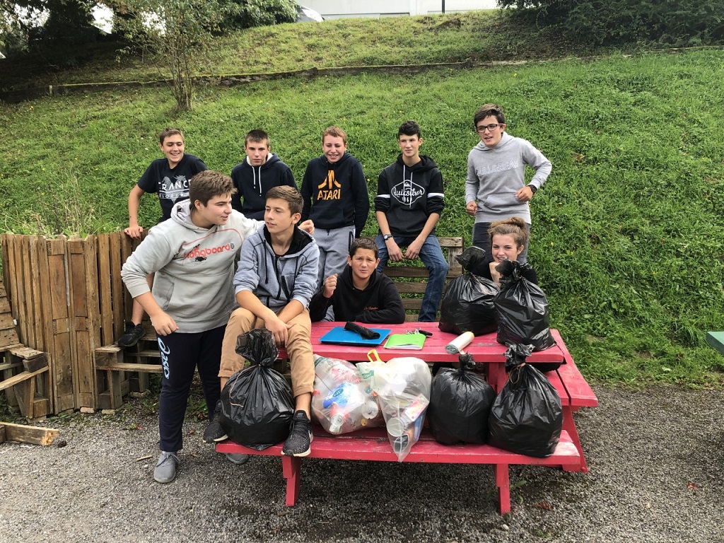 Nettoyage des abords du lycée