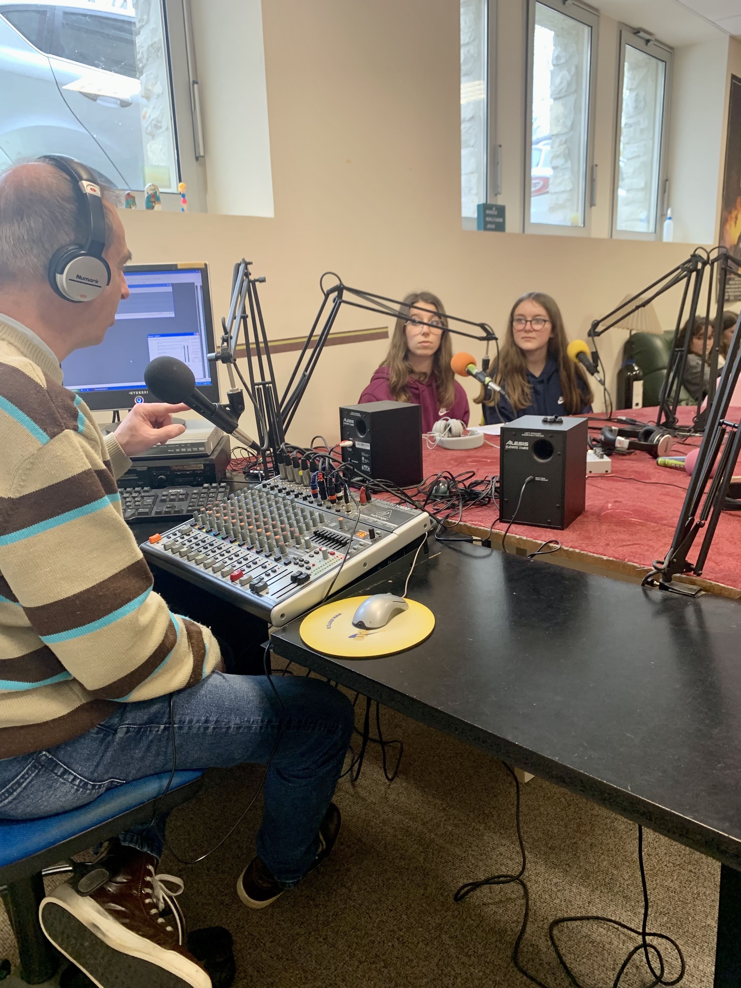 LES ELEVES EN TSTAV REALISENT UNE EMISSION DE RADIO EN COLLABORATION LES ELEVES EN TSTAV REALISENT UNE EMISSION DE RADIO EN COLLABORATION