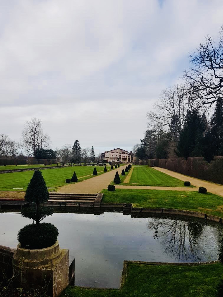Jardin à la française caractérisé par sa symétrie 